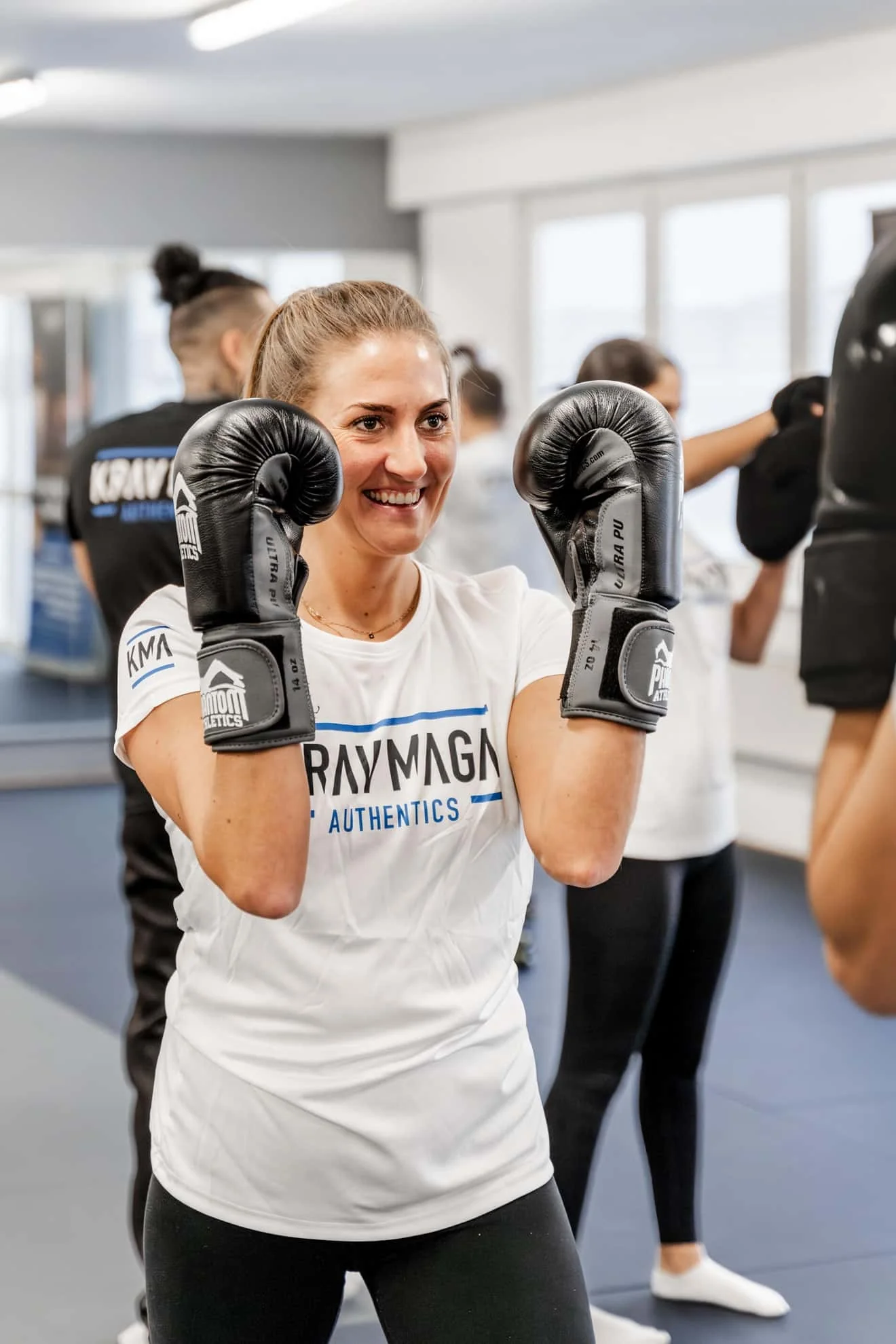Krav Maga Frau mit Boxhandschuhen