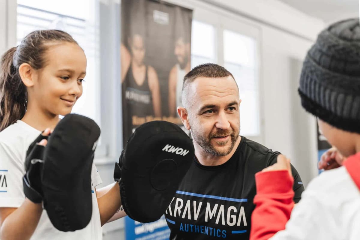 Krav Maga Trainer mit Kind