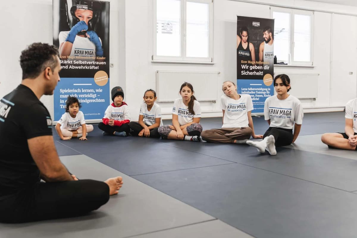 Krav Maga Gruppe sitzend